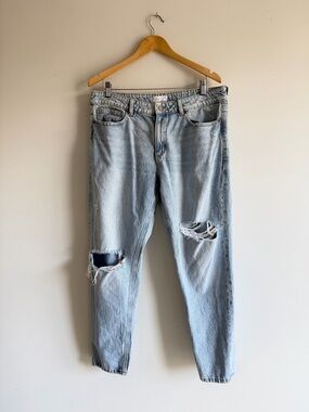 Dynamite Light Wash Distressed Straight Leg Jeans | Size 31